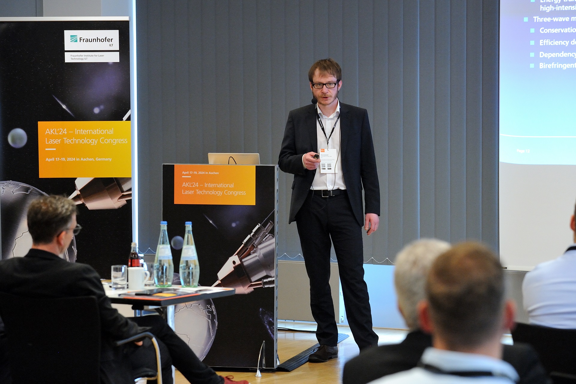 Fabian Geus aus der Gruppe NLO und abstimmbare Laser beim Fraunhofer ILT.