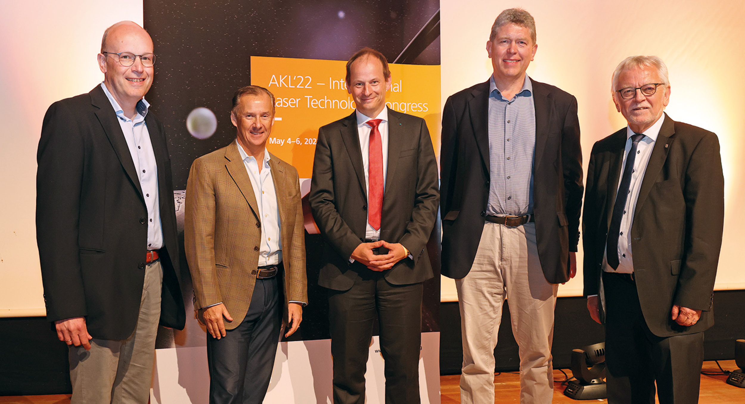 Treffen auf dem AKL’22 – International Laser Technology Congress in Aachen zur anschließenden Einweihung des UV Center of Excellence:  V.l.n.r.: Dr. Kai Schmidt,  Dr. Mark Sobey (Coherent), Prof. Constantin Häfner (Fraunhofer ILT), Dr. Achim Nebel (Coherent) und Prof. Gillner (Fraunhofer ILT).